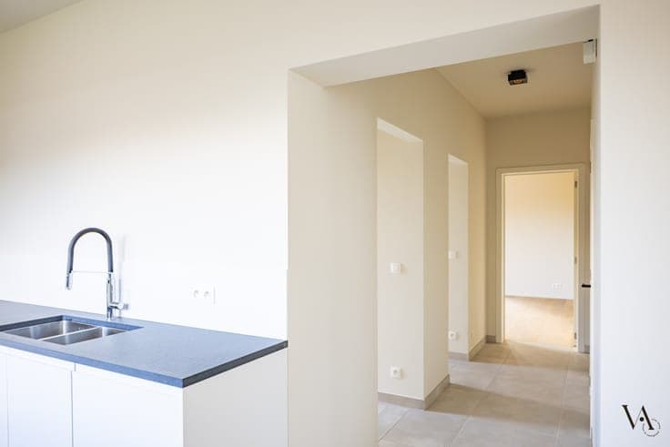 Recente en ruime vernieuwbouwwoning met bijgebouw in Korb...