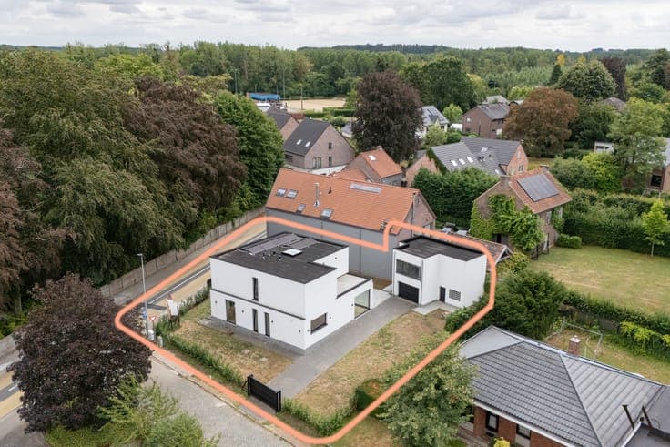Recente en ruime vernieuwbouwwoning met bijgebouw in Korb...