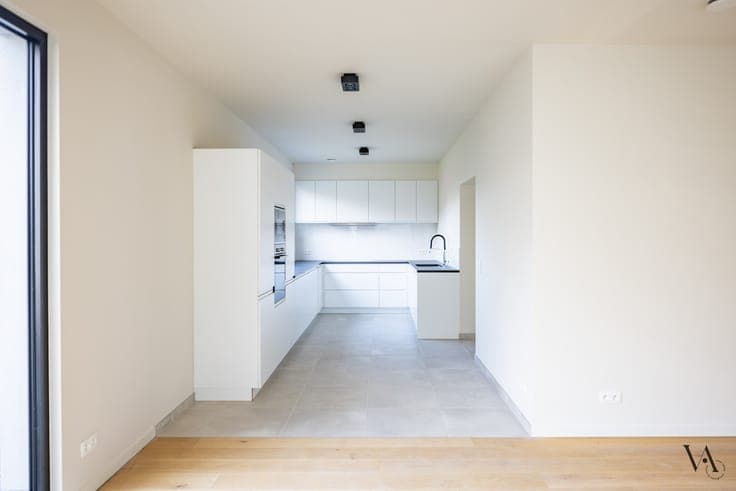 Recente en ruime vernieuwbouwwoning met bijgebouw in Korb...