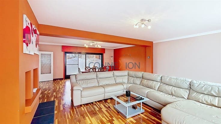 Spacious 3 bed apartment with terrace - garden - garage