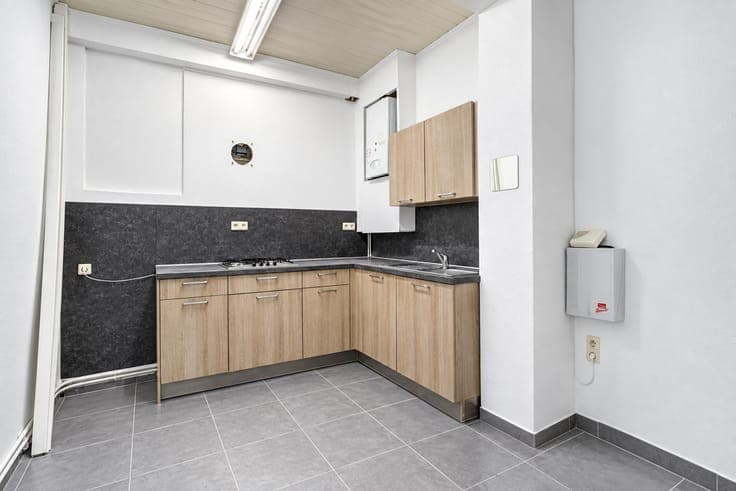 House with commercial space on the ground floor