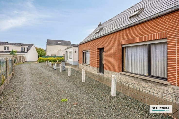 Woning met tuin en garage/atelier, gelgen in alle rust!