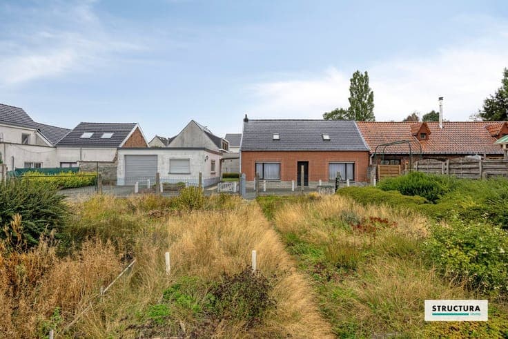 Woning met tuin en garage/atelier, gelgen in alle rust!
