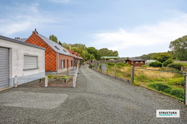 Woning met tuin en garage/atelier, gelgen in alle rust!