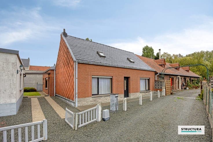 Woning met tuin en garage/atelier, gelgen in alle rust!