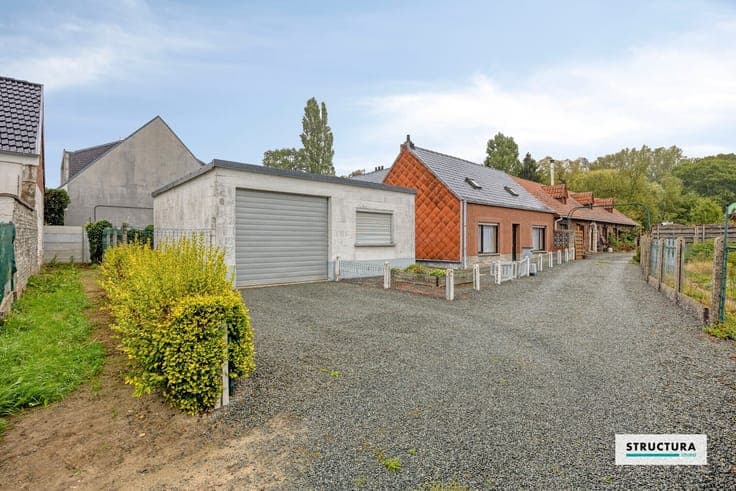 Woning met tuin en garage/atelier, gelgen in alle rust!