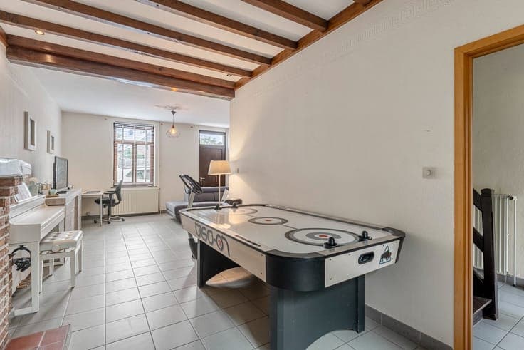 Ruime en lichtrijke woning met 4 slaapkamers, 2 garages, ...