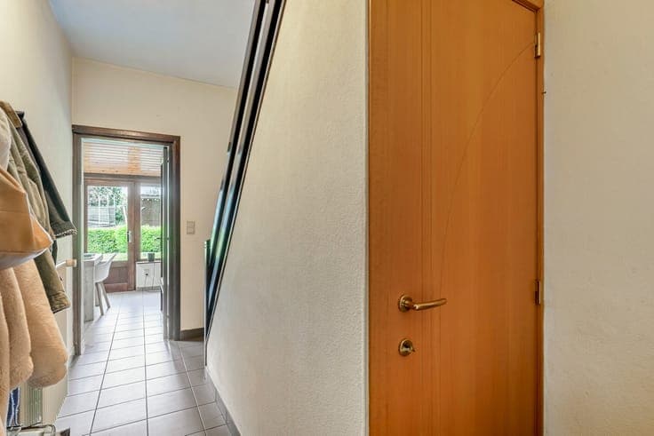 Ruime en lichtrijke woning met 4 slaapkamers, 2 garages, ...