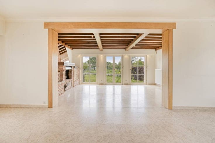 Spacious bungalow to renovate with 2,287 m² of land and larg