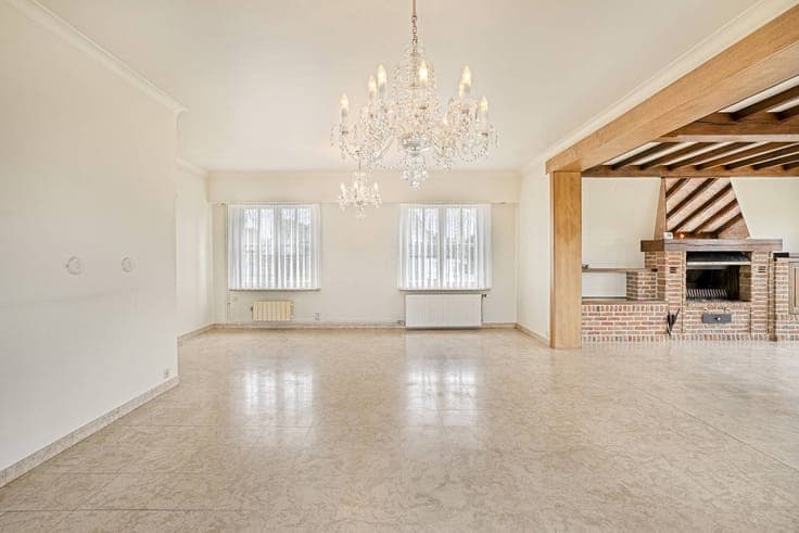 Spacious bungalow to renovate with 2,287 m² of land and larg