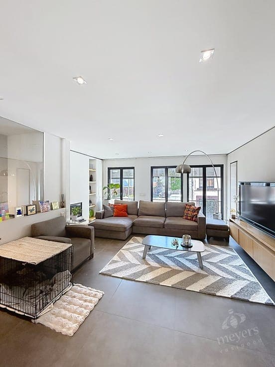 Ruim triplex-appartement met terras en afzonderlijk hande...