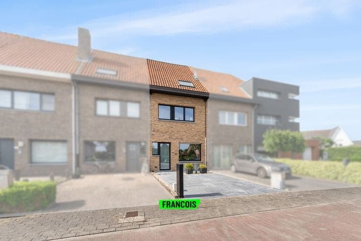 Guide Price | Beautifully renovated home close to the centr…