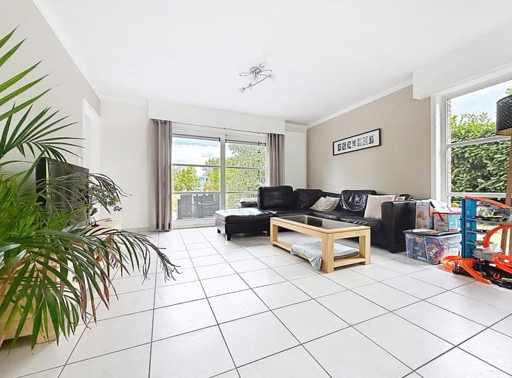 Detached villa with a large plot and garage