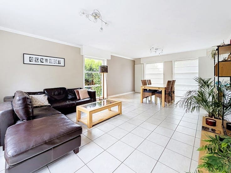Detached villa with a large plot and garage