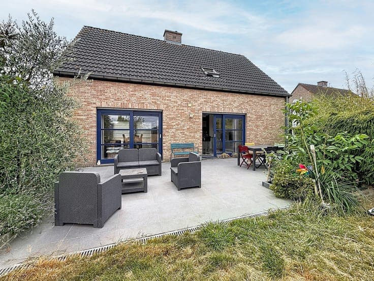 Detached villa with a large plot and garage