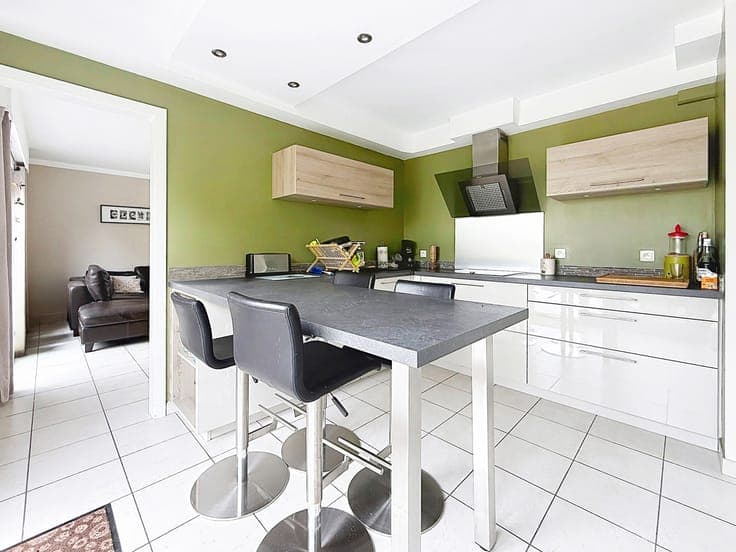 Detached villa with a large plot and garage