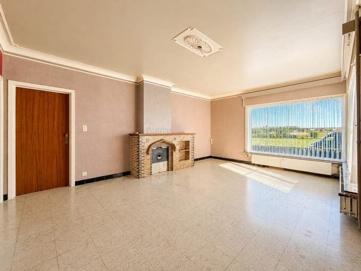Te koop, ruime, te renoveren woning met open zicht achter...