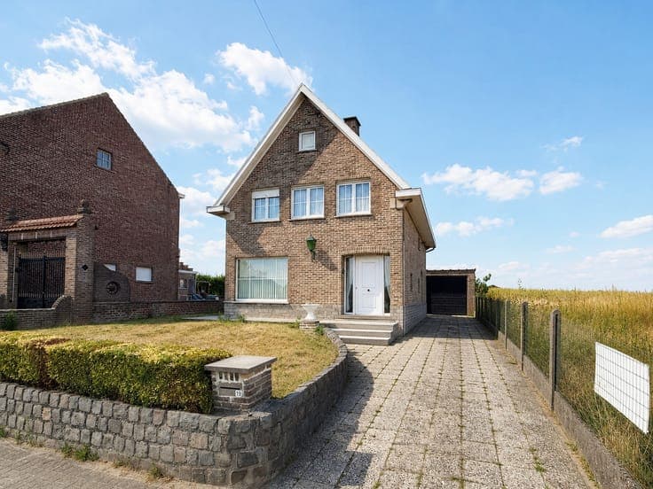 Te koop, ruime, te renoveren woning met open zicht achter...