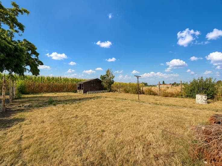 Te koop, ruime, te renoveren woning met open zicht achter...