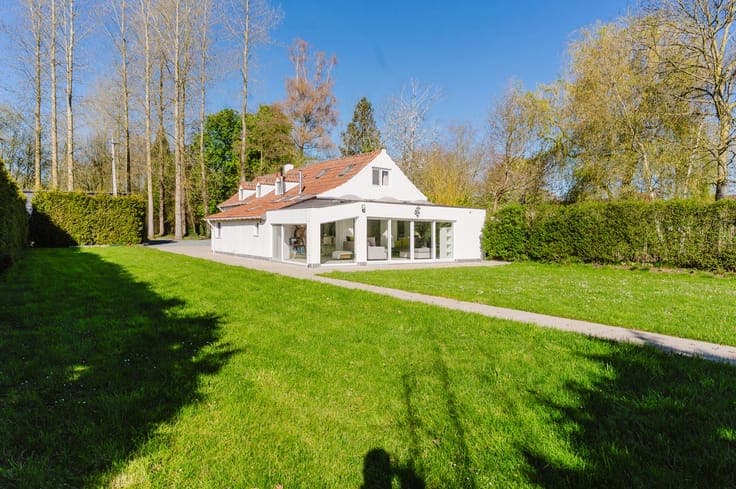 Country villa with private grounds in Asse