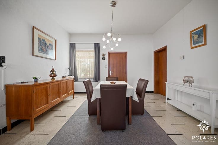 Characterful house with 5 bedrooms and beautiful park garde