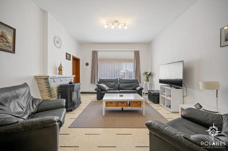 Characterful house with 5 bedrooms and beautiful park garde