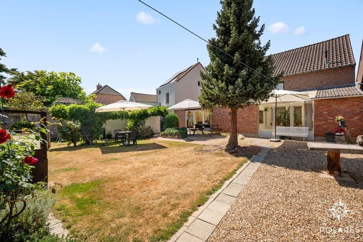 Characterful house with 5 bedrooms and beautiful park garde