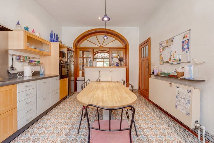 Mansion (6br / 3ba / 1 office) of ± 330 m² with garden