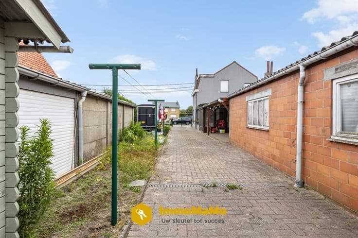 WONING MET 4 GARAGES & GROTE OPSLAGRUIMTE/HANGAAR IN WACH...