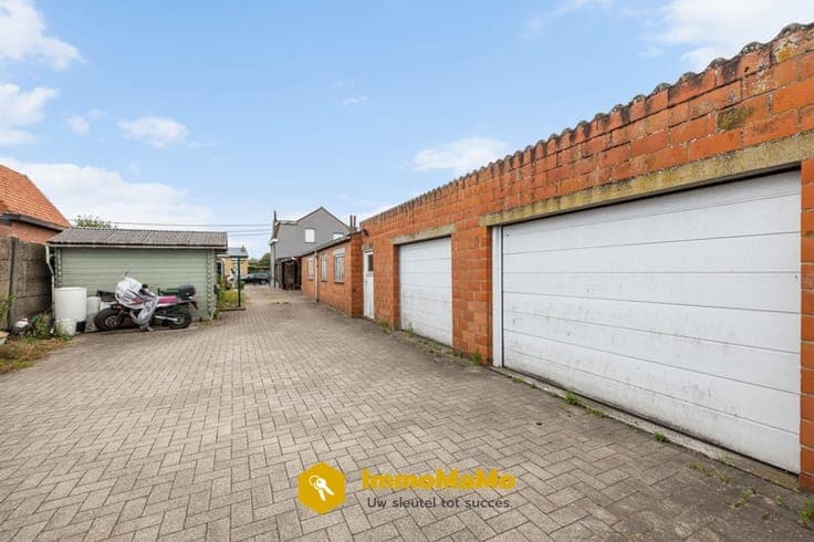 WONING MET 4 GARAGES & GROTE OPSLAGRUIMTE/HANGAAR IN WACH...