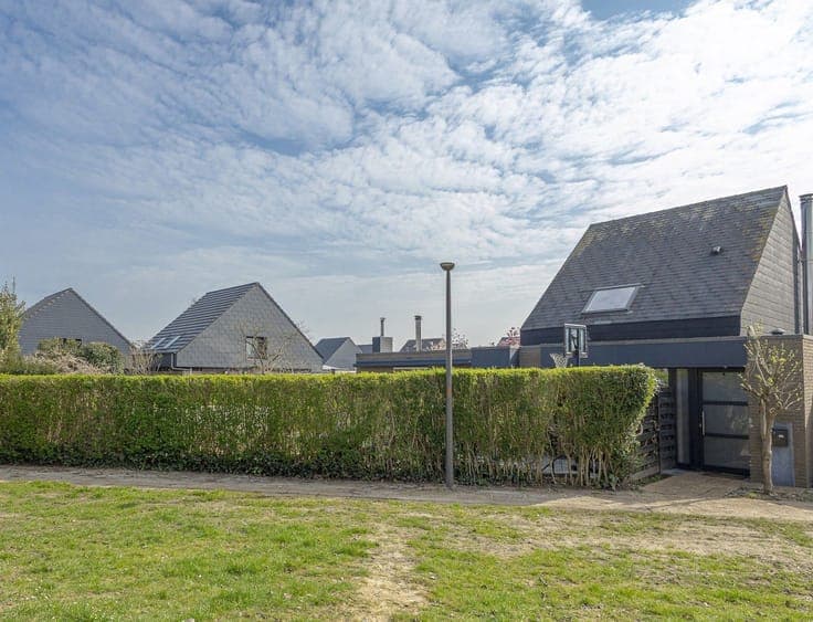 Spacious family home with 4 bedrooms, sunny garden & garage