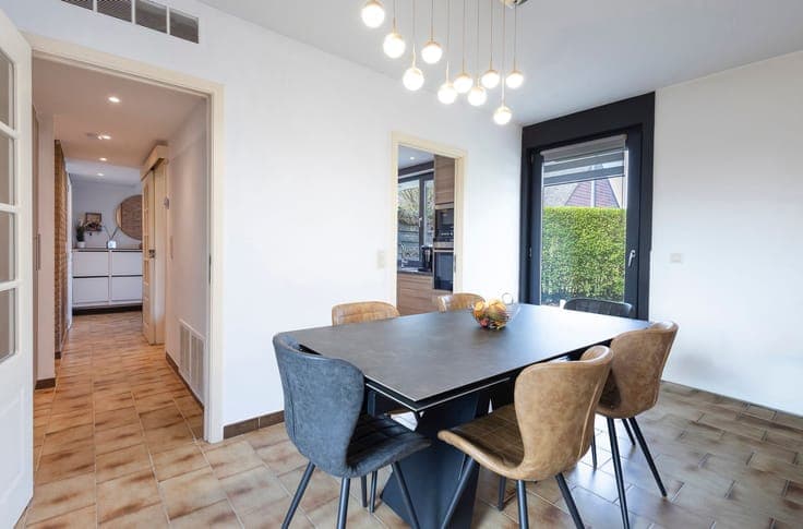 Spacious family home with 4 bedrooms, sunny garden & garage