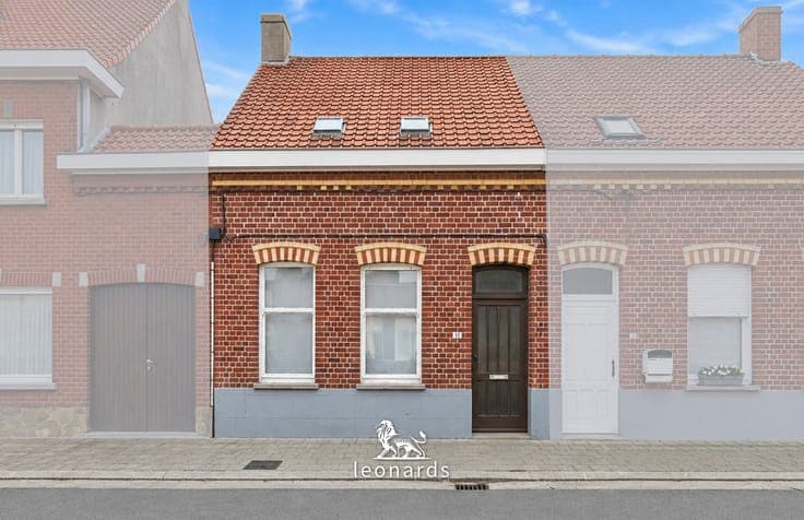 Property to renovate with spacious garden in Deerlijk