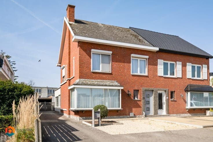 Halfopen bebouwing met 4 slpkrs en achtergelegen atelier