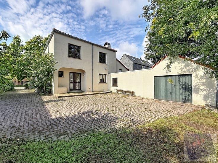 Ruime open bebouwing met 3 slaapkamers en omheinde tuin i...