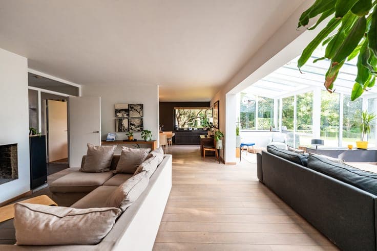 WEZEMBEEK-OPPEM, Architect-designed villa with office space