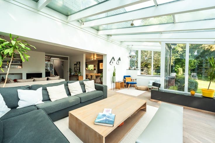 WEZEMBEEK-OPPEM, Architect-designed villa with office space