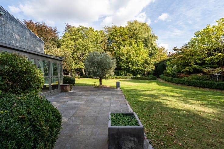 WEZEMBEEK-OPPEM, Architect-designed villa with office space