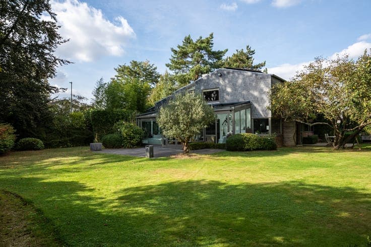 WEZEMBEEK-OPPEM, Architect-designed villa with office space