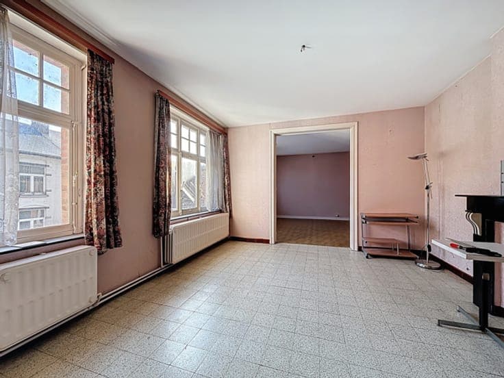 Retail space + office + 5-bedroom apartment