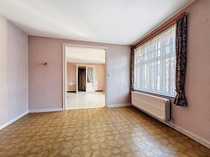 Retail space + office + 5-bedroom apartment