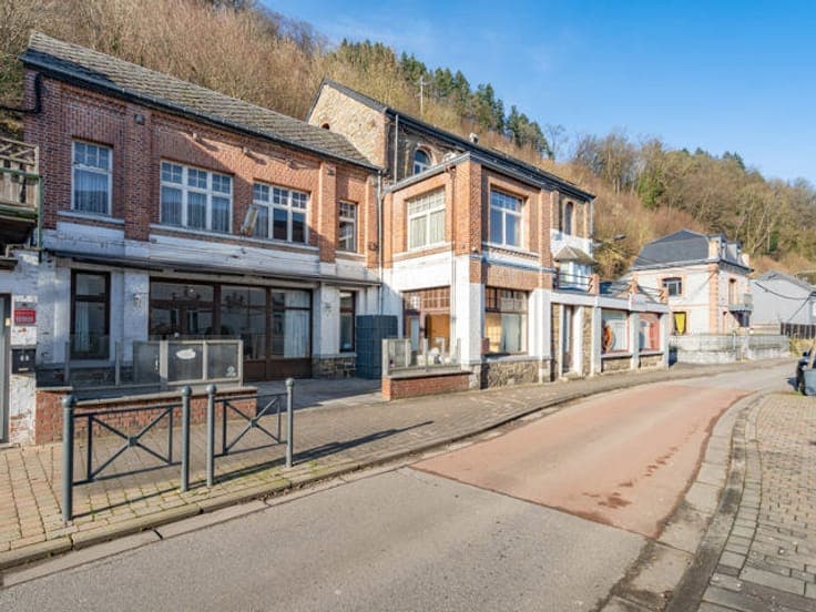Retail space + office + 5-bedroom apartment