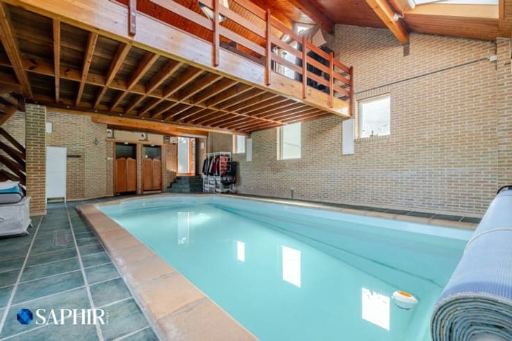 Villa à Nandrin avec piscine intérieure, 3 ch. & 2 garages