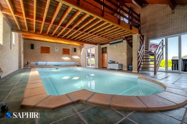 Villa à Nandrin avec piscine intérieure, 3 ch. & 2 garages