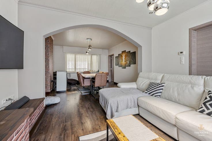Gezinswoning met drie slaapkamers, garage en aangename bu...