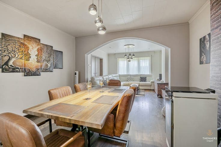 Gezinswoning met drie slaapkamers, garage en aangename bu...