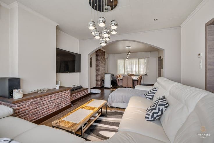 Gezinswoning met drie slaapkamers, garage en aangename bu...