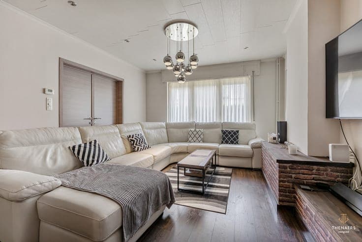 Gezinswoning met drie slaapkamers, garage en aangename bu...