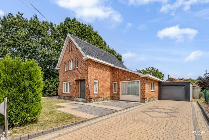 Gezinswoning met drie slaapkamers, garage en aangename bu...