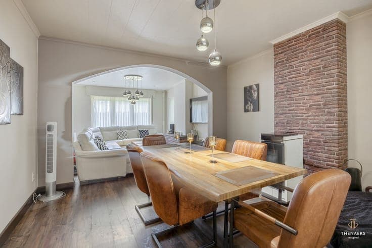 Gezinswoning met drie slaapkamers, garage en aangename bu...